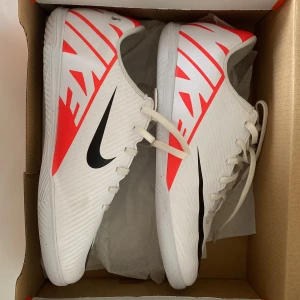 Nike inomhusfotbollskor - Nike innomhusfotbollsskor till säljes. De är i mycket bra skick endast en anning smutsig under sulorna. Ny pris: 800