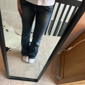 Tommy Hilfiger jeans - Supersnygga jeans från Tommy Hilfiger. Är i storlek W28/L32 jag är 166cm. Kom privat för fler frågor/mått💗