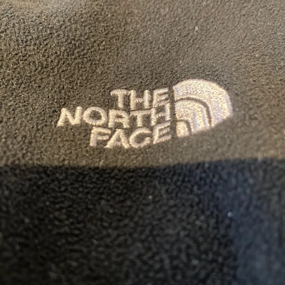 En snygg North Face tröja i storlek S i barn 134. Bra träningströja inför hösten! I bra skick men synd att den är använd. Möts upp i Sundbyberg men kan också frakta!🚚👍. Neuletakit & Villapaidat.