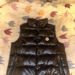 MONCLER VÄST 2016 - Hej jag säljer min moncler väst ÄKTA då den inte passar mig längre den är ren och väl tagit hand om det finns några märken på metallen men man