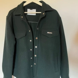 Skjortjacka från Axel Arigato - Skjortjacka i ull från Axel Arigato. Storlek XS i herrstorlek. Både snygg och varm! Sparsamt använd, endast använd vid fåtal tillfällen.  Den är mörkgrön men är svår att få fram färgen rättvis på bild. 🍂Nyspris 2200kr. Kom med prisförslag! ⛄️