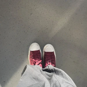 Burgundy Converse - Höstens vackra färg i convers. Limited Edition Chuck Taylor. Gott skick! Storlek 37