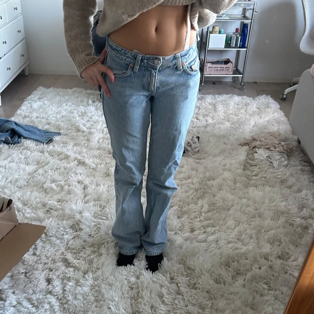 Ljusa lågmidjade lite breda jeans 24/32 . Jeans & Byxor.