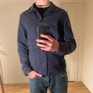 J.Lindeberg Jacka - mörkblå - Säljer denna sjukt snygga J.Lindeberg Jackan✅ Jackan är använd men har inga tydliga defekter✅ Storleken är M och passformen är grym✅ Jackan passar perfekt nu till hösten och tveka inte på att höra av dig vid minsta fråga eller fundering🍁😁