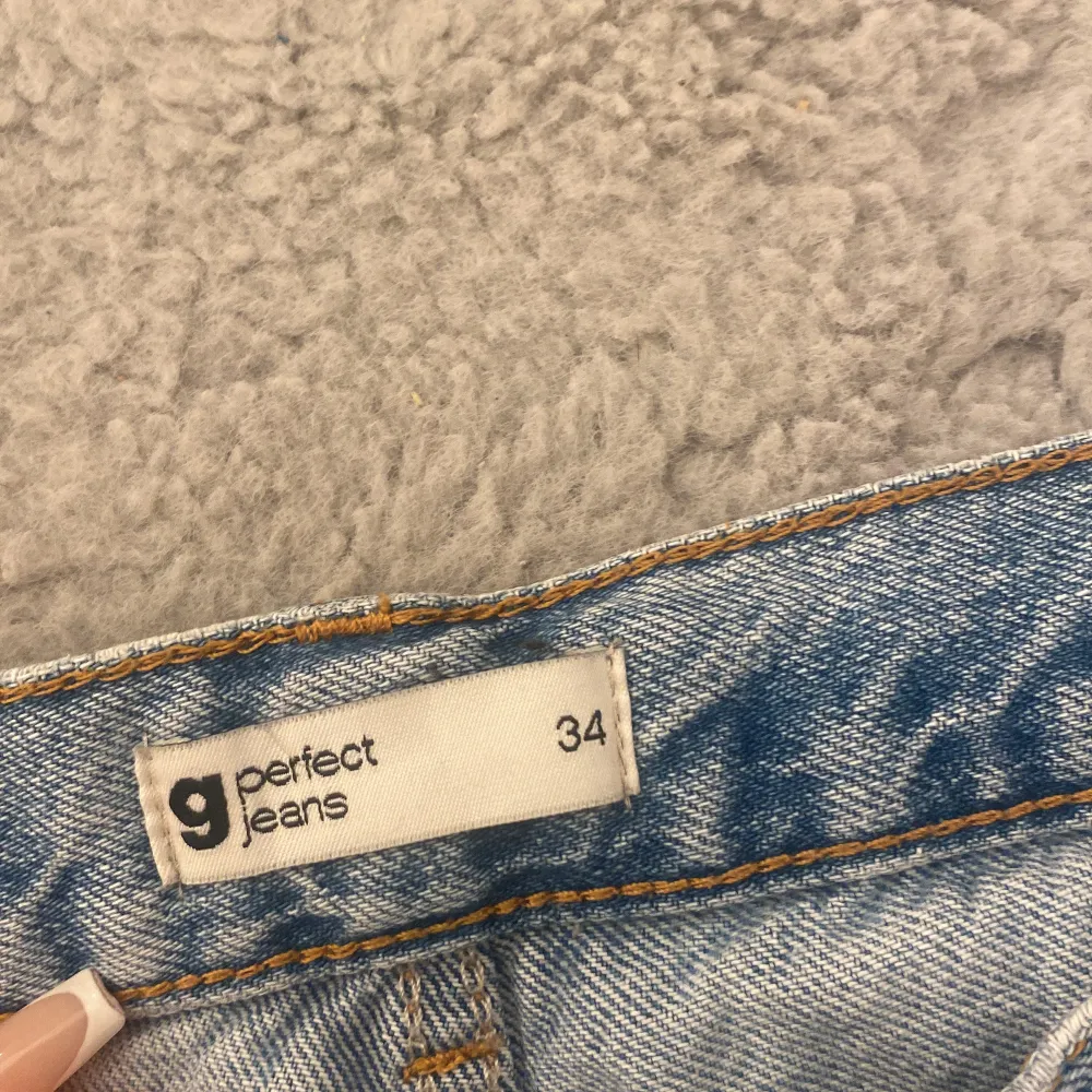 Säljer dessa low weist straight jeansen från Gina,använda fåtal gånger,köpta för 500 men säljer för 100. Jeans & Byxor.