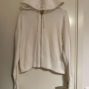 Stickad kofta - Stickad kofta från BikBok som knappt är använd. Lite oversized! Superfin i nyskick. 