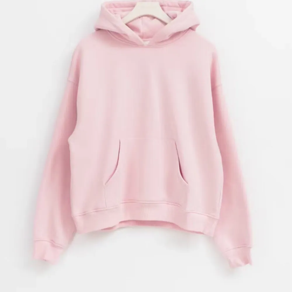 Säljer denna jätte mysiga rosa hoodie från Gina Tricot. Den är i bra skick och är som ny💖skriv för mer frågor . Hoodies.