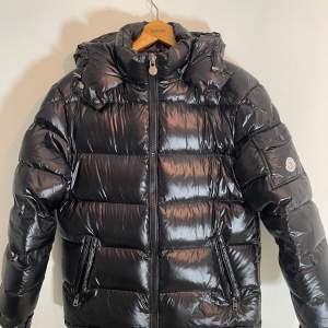 Helt nya Moncler jacka har haft jacka typ 3 månader. 