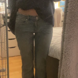 Gina Tricot Blåa Low Waist Bootcut Jeans - Säljer dessa jeans då dem inte passar mig! Använda cirka 5-10 gånger🤗 (Tvättar jeansen innan jag skickar dem och kontakta mig innan du köper dem)