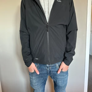 Haglöfs windbreaker - Säljer min haglöfs jacka köpt i mars. Den är i 9/10 skick. Inga defekter. Nypris=2000. Modellen är 185cm och väger 70Kg. Pris kan absolut diskuteras