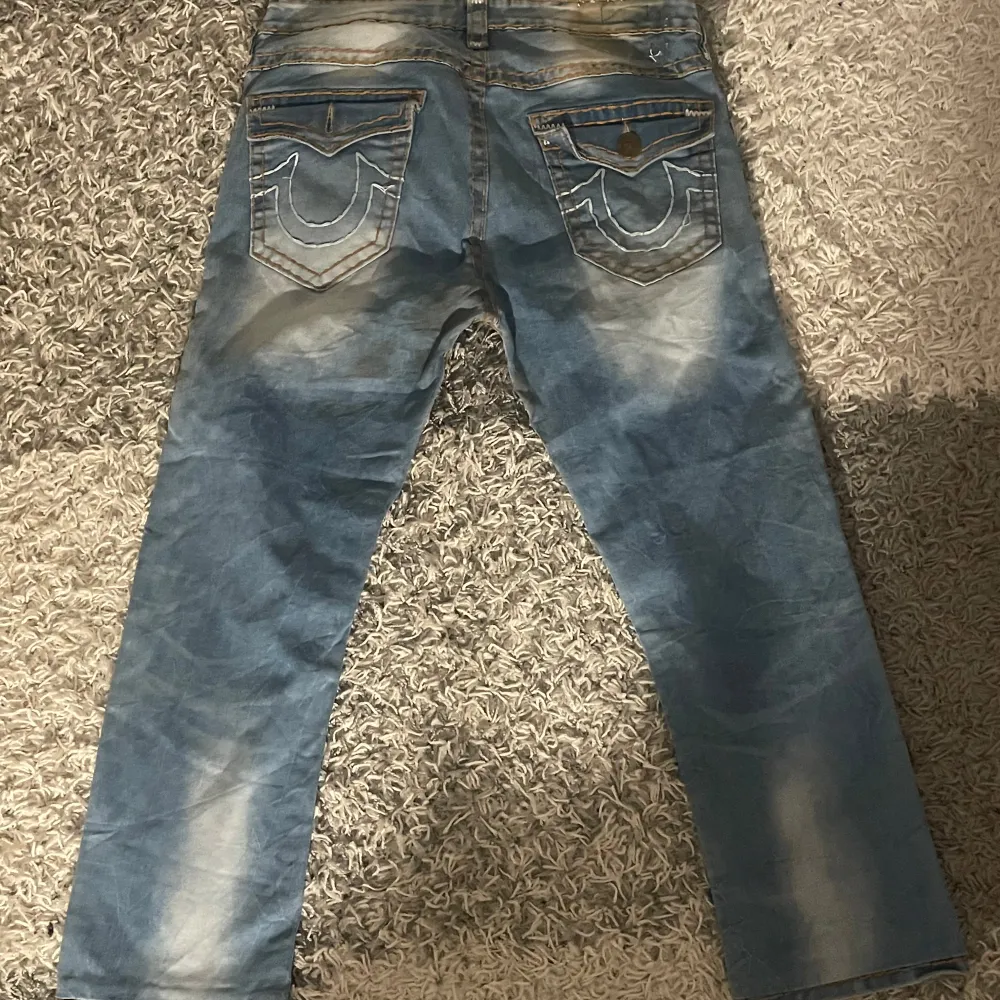 Vintage true religion jeans, mått: Midja 45cm Längd 100cm Bredd 27cm Benöppning 21. Jeans & Byxor.