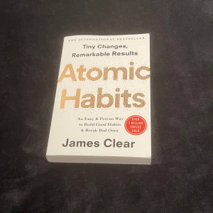 Atomic Habits - Säljer boken 'Atomic Habits' av James Clear. Den är en internationell bästsäljare som handlar om hur små förändringar kan leda till stora resultat. Perfekt för dig som vill bygga goda vanor och bryta dåliga. Boken har sålt över 3 miljoner exemplar!
