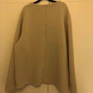 Beige tröja från Wera - Säljer en stilren beige tröja från Wera. Den är gjord av en mjuk blandning av viskos, polyamid och elastan, vilket gör den både bekväm och stretchig. Perfekt för både vardag och lite finare tillfällen. Tröjan har långa ärmar och en enkel design som passar till allt. 🧡