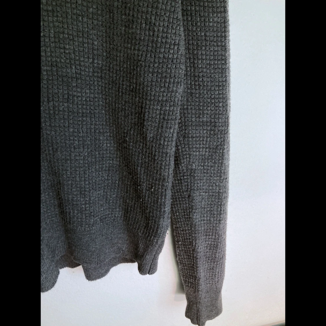 Våffelstickad mörkgrå tröja, ull, S 44/46, Cheap Monday, finstickad, V-ringad, klassisk - 91