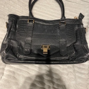 Väska - Säljer denna jätte fina väska från steve madden. Köpte den begagnad så vet tyvär inte nypriset. Det finns ett långt band som kommer med, den har några defekter skriv för bilder🥰🥰