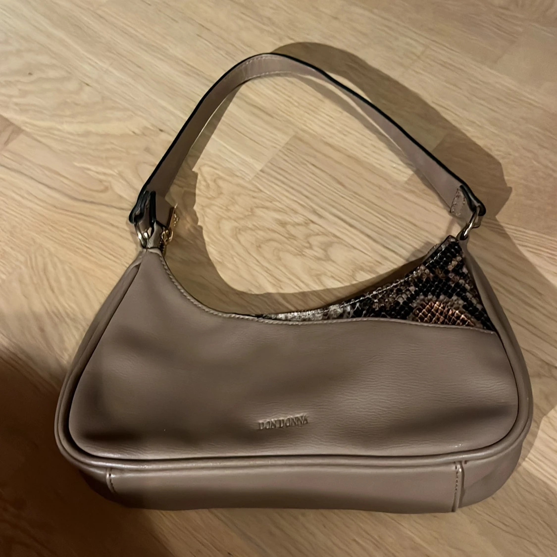 Beige axelväska från Don Donna
