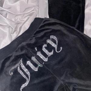 Juicy Couture  - Jag säljer mina Juicy Couture byxor eftersom dom har börjat bli korta i benen för mig som är 1,72 och inte kommit till användning. Det är väldigt fint skick och alla detaljer är kvar. Kan även visa fler bilder. 