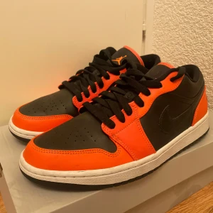 Jordan 1 low och Hugo boss keps till salu - Ett par Jordan 1 lows till salu för 1000 kr (är flexibel). Använt  1-2 gånger, efter det har de legat i garderoben i snart 2 år, säljer därför  skorna då jag inte har någon användning av de.