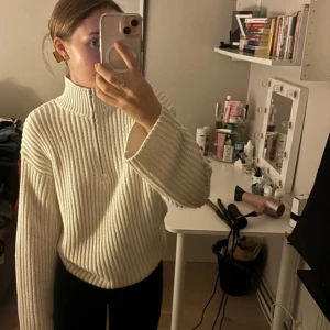 Vit stickad halvzip från NA-KD - Säljer en supermysig vit stickad tröja från NA-KD i storlek XS. Den har en hög krage med dragkedja och långa ärmar, perfekt för kyliga dagar. Tröjan är i nyskick och passar både till vardags och lite finare tillfällen. Perfekt för höst och vinter! ❄️