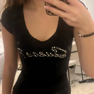 Guess tröja  - så snygg guess tröja med rhinestones! Är i bra skick💗