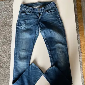 Levi’s jeans i storlek 25 skinny. Låg midja.   Köparen står även för frakt. 