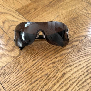 Weekday solglasögon - Säljer dessa solglasögonen från weekday då jag tyvärr inte får så mycket användning av dom, använt få gånger 