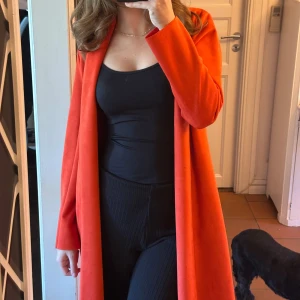 Kappa från Zara - Mocka kappa från Zara,  Färgen är orange/röd  Jätte bra skick🧡🧡