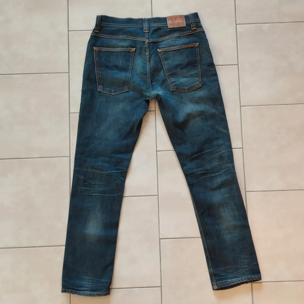 Snygga jeans från Nudie. Nypris 1600kr. Har ett reparerat hål på högra knäet. Jeansen har passformen Grim Tim och storleken w34/l32. Hör gärna av er vid minsta fundering! 😊. Jeans & Byxor.