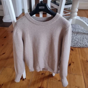 Tröja - Varm och skön tröja. Beige. Storlek M men känns mer som S. Sparsamt använd. 