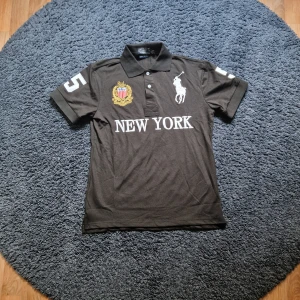 "New York" Polo Ralph Lauren - Aldrig använd 10/10 skick. Dm för mått eller vid andra frågor 