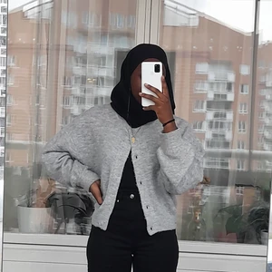 Grey cardigan  - En fin grå kardigan som är lite för stor på mig.Den är fortfarande i bra skick och har inte använt så mycket.