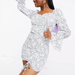 sommarklänning - Säljer denna klänning från asos, stl 42.aldrig använd! Köparens går för frakten 