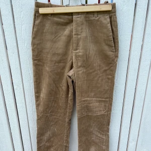 Manchesterbyxor storlek 36 - Beigea manchesterbyxor från Lindex i storlek 36, mycket fint skick!