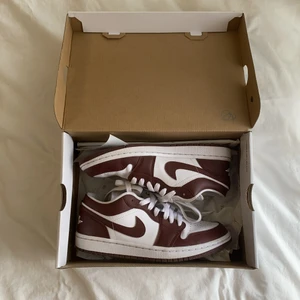 Nike Bronze Eclipse Jordan 1 Low - Använda några gånger, små fläckar och litee creasade men enkelt att få bort och inget man märker om man inte verkligen kollar. Kvitto finns med, köpta från Nike