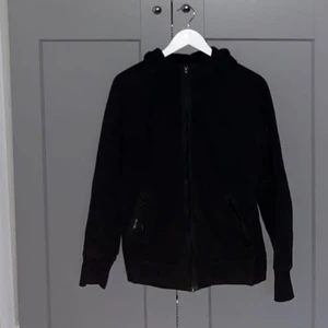 C.P. COMPANY ZIP HODDIE  - Säljer min zip hoddie ifrån C.P. Company, köptes för ungefär 5 månader sedan😀 Skick 9/10. Ny pris ligger runt 2800kr
