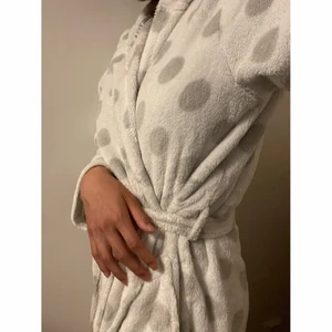 Morgonrock med huva - Jättemysig och mjuk morgonrock! ✨Använd, men utan defekter eller fläckar. Skärp finns som man knyter runt midjan! Storleken är 146/152 (barn) men den passar mig som har storlek S och M (dam). Spårbarfrakt på 66kr är inkluderat i priset.