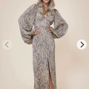 Adoore klänning - Näst intill oanvänd. Köpt nyligen för 1595 kr, säljer för 899 kr. 