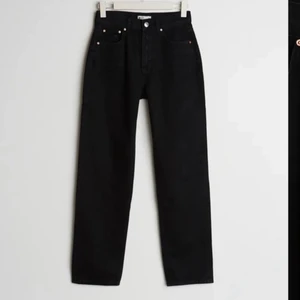 Gina tricot - Säljer dessa jeans från Gina. Köpta förra sommaren och använt fåtal gånger. Dessa är high waist jeans (mom jeans)  och köptes för 599kr🌸