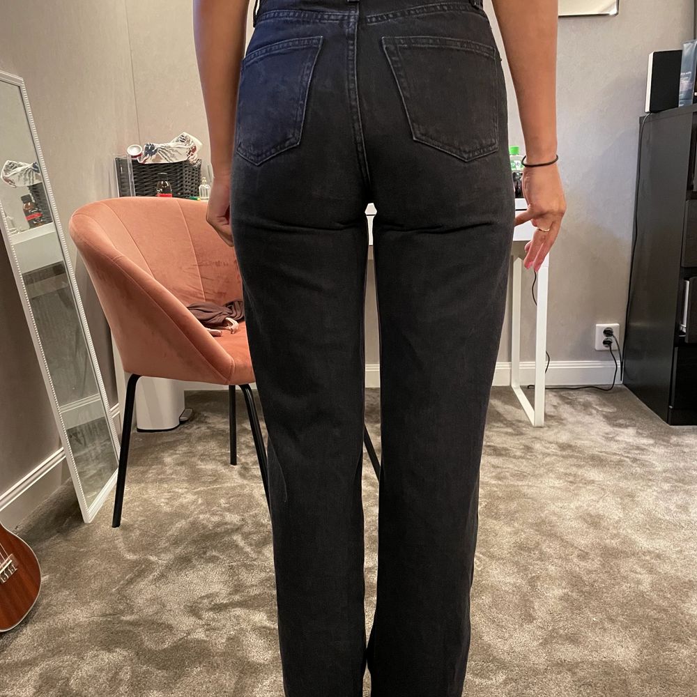 Svarta straight jeans från Monki i storlek 25!💞sitter som XS/S. Jeans & Byxor.