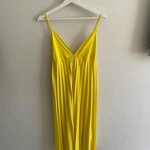 Gul klänning - Klänning från zara, nästintill oanvänd!