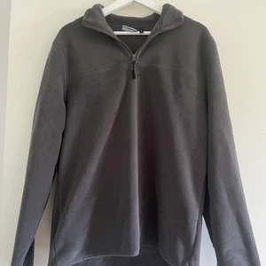 Fleecetröja  - En grå fleecetröja från asos design, jättemjuk och skön:) storlek M 