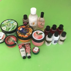The body shop! - Säljer detta kit men bodyshoå produkter! Det är 17 produkter, varav 3 dofter inte finns längre. Allt är oanvänt förutom parfymen som är sprejas några få gånger, några produkter är fortfarande ”sealed”. Går att köpa separat! Kontakta mig för frågor!❤️