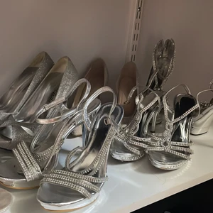 Klackar i silver eller guldfärg   - Beskriv vilka ni är intresserad av.  Priset ligger mellan 100-300kr per par.  Skorna är storlek 38 eller 39 Klackahöjden varierar från 8-12cm
