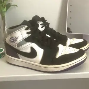 Nike air jordan 1 mid Varsity purple Använda men hela.  Nypris 2999 kr  Skokartong följer med Köparen står för frakt 😇