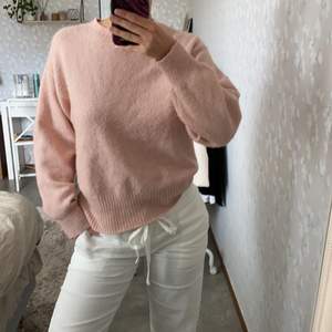 Säljer den här rosa stickade tröjan från H&M, strlk XS💗 100kr + frakt