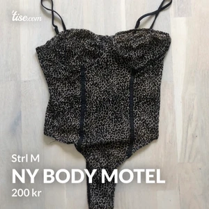 Ny body från motel, nelly - Helt ny med tags kvar.  Nypris 399 Typ meshtyg leopardmönstrat är i velour Frakt 52kr, kontakta för att köpa