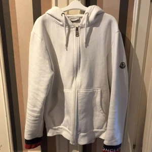 Vit moncler - En vit moncler kofta storlek S. Kan också byta ut mot något.