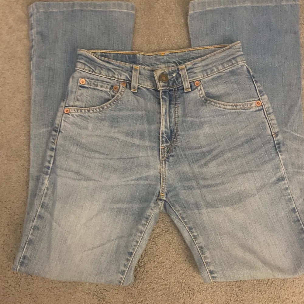 Ett par levi’s jeans i mycket bra sick har aldrig använt dom pågrund av att dom är för korta i benen ( är 166cm) är köpta på second hand i Göteborg för 1 år sen skulle säga att jeansen är i storlek 32-34 ( frakten ingår . Jeans & Byxor.