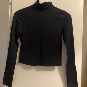 Tröja från NLY TREND Strl M  - Svart långärmad tröja från NLY TREND i Strl M. Säljer även en likadan i vitt. Endast använd en gång, säljer då det inte riktigt är min stil. 