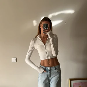 Tight skön långärmad top i vitt med dragkedja  - Med silvrig dragkedja, långa armar Storlek S